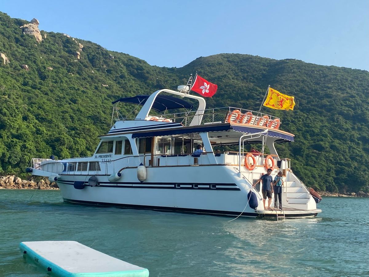 El Presidente at anchor with a floating mat off the stern